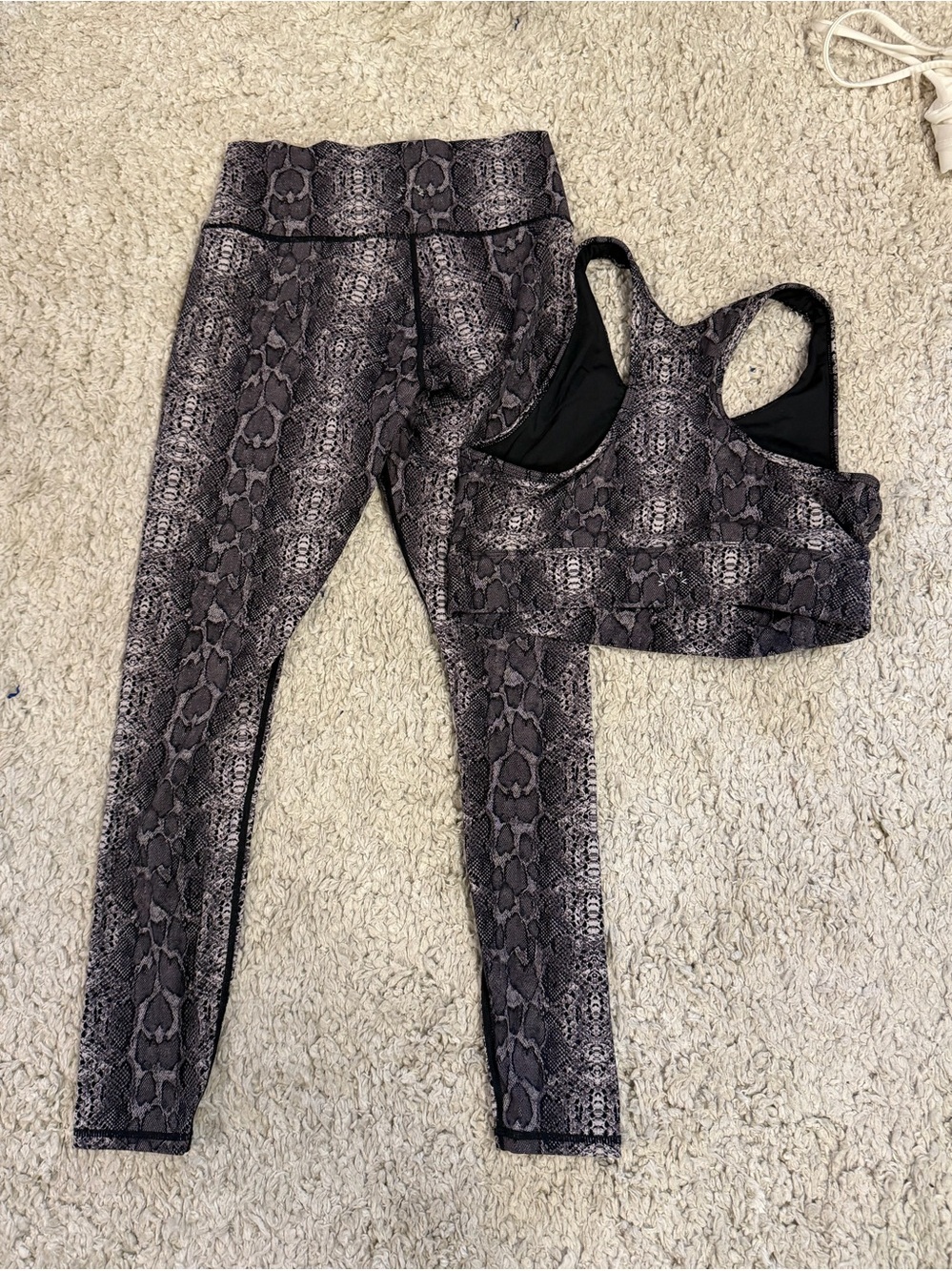 Varley workout set. Reptile-Pattern small leggings medium tank bra